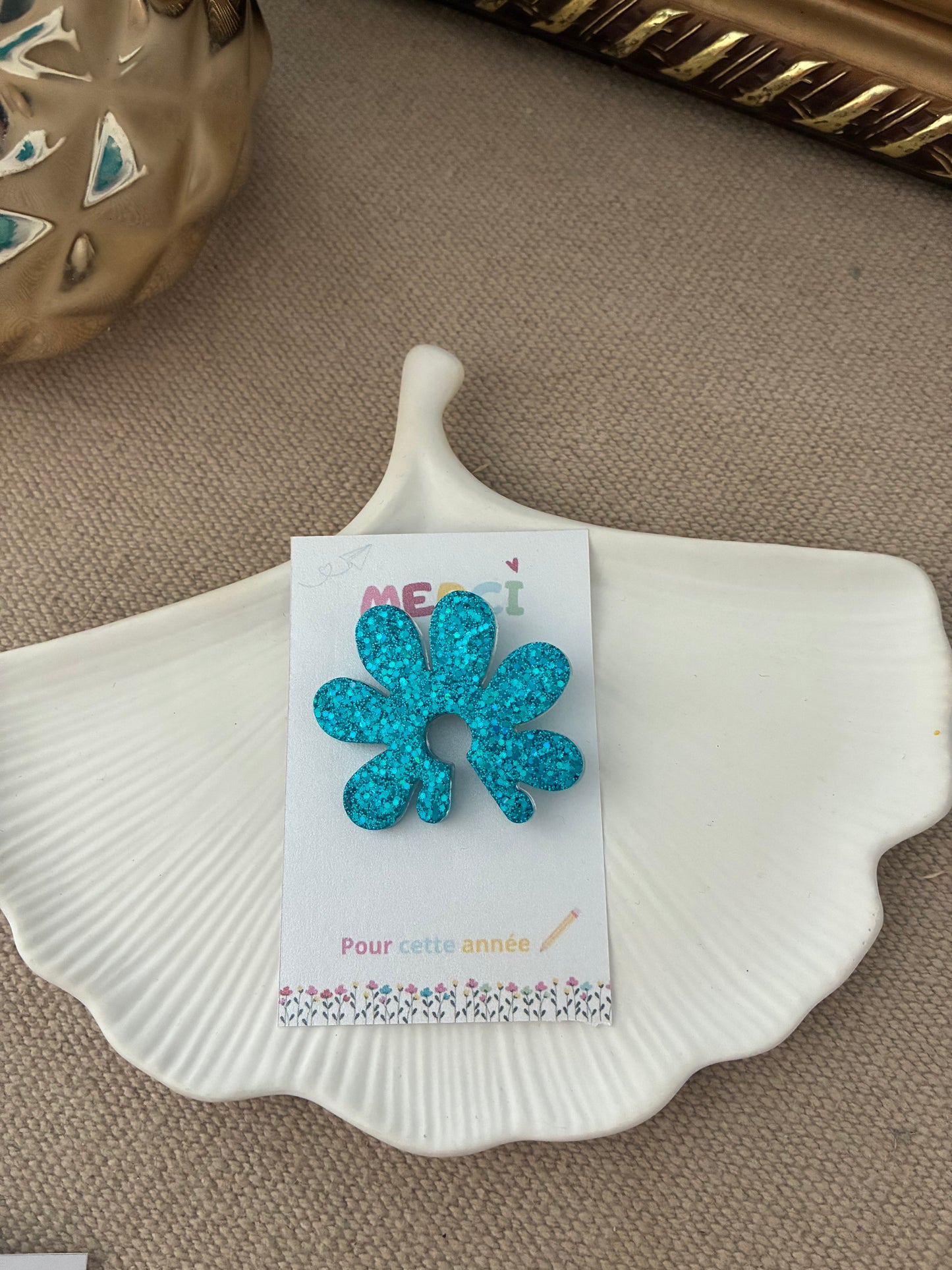 Broche Fleur bleue pailletée