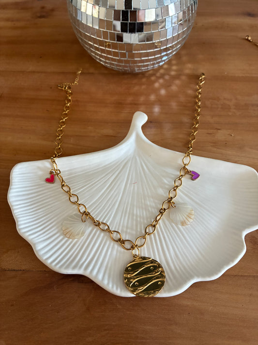 Collier doré coquillages cœurs