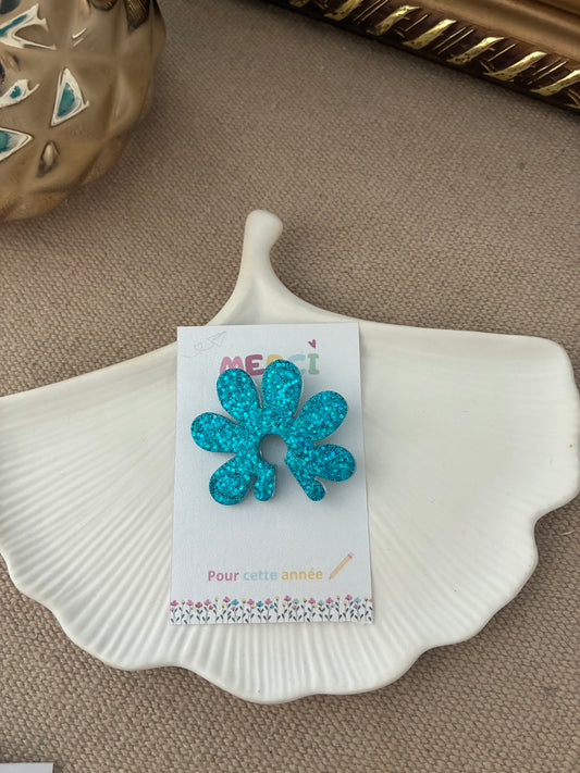 Broche Fleur bleue pailletée