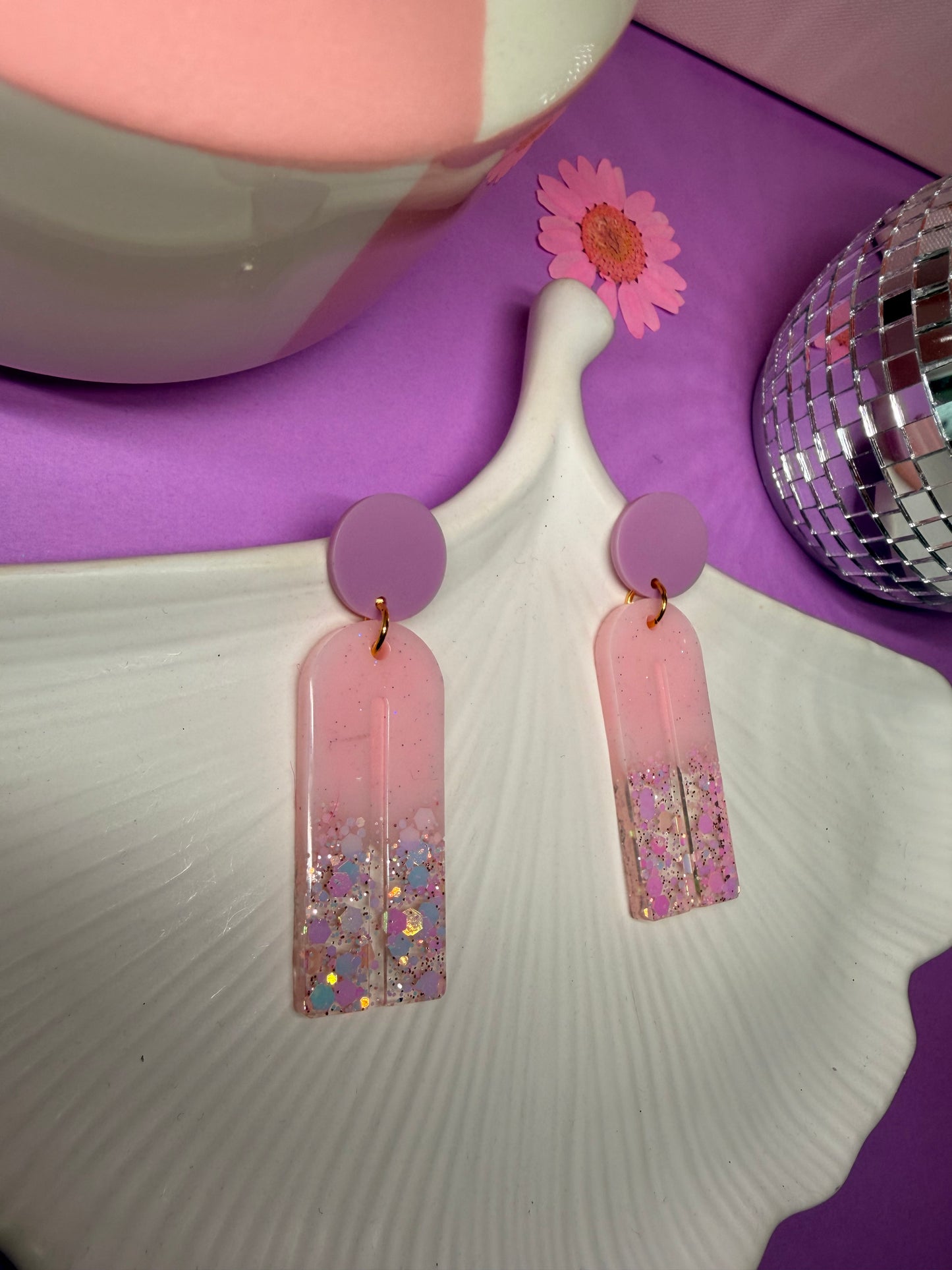 Color’s Art deco roses pailletés